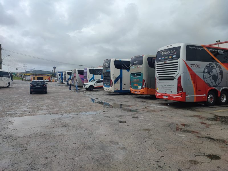 Estudantes que voltavam de passeio escolar ficam ‘presos’ na BR-101 em SC ap&oacute;s deslizamento – Foto: Divulga&ccedil;&atilde;o/ND