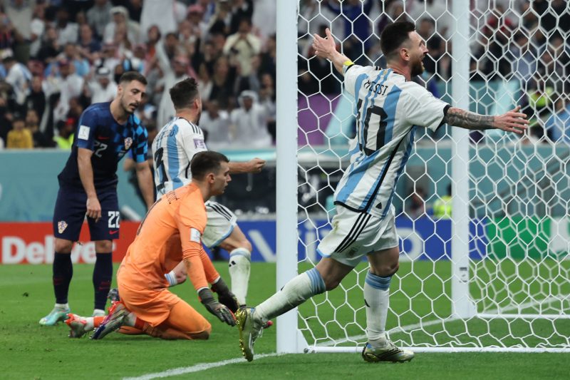 Messi e Álvarez comandam, Argentina atropela Croácia e vai à final