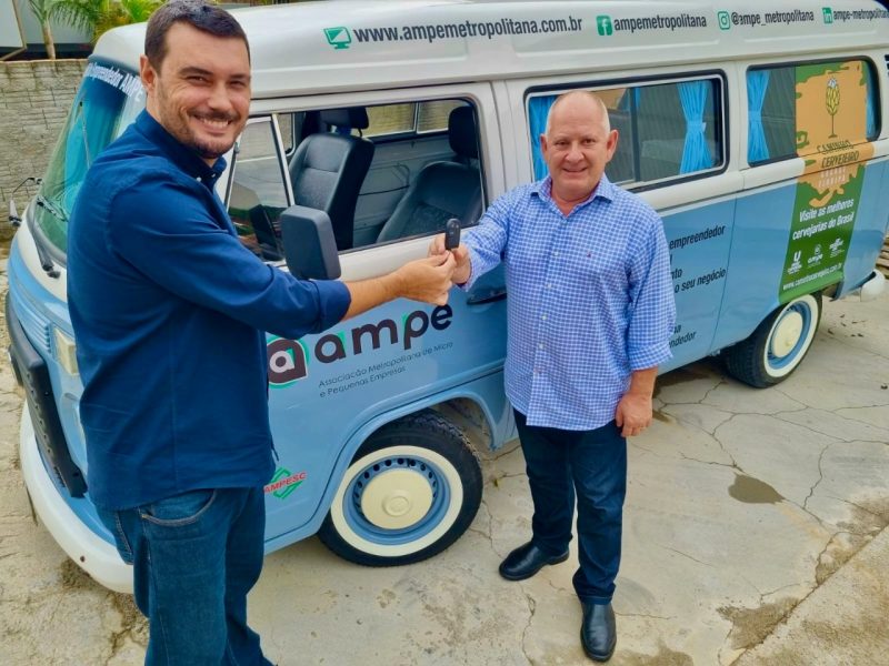 Orienta&ccedil;&atilde;o e capacita&ccedil;&atilde;o s&atilde;o a&ccedil;&otilde;es permanentes nos bairros de Florian&oacute;polis, agora com a Kombi da Ampe Metropolitana, um ve&iacute;culo que &eacute; a cara do empreendedorismo lutador &ndash; Foto: AMPE/Divulga&ccedil;&atilde;o