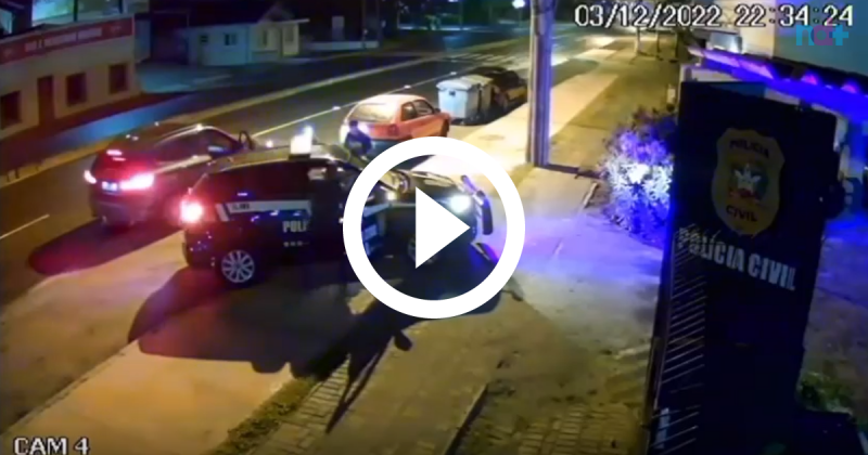 Beb&ecirc; engasgado &eacute; salvo por policiais em Blumenau – Foto: Reprodu&ccedil;&atilde;o/ND