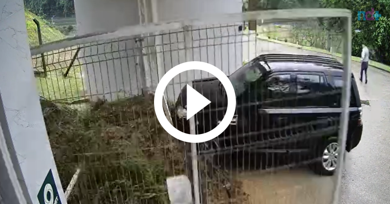 Carro &eacute; arrastado por deslizamento de terra em SC – Foto: Reprodu&ccedil;&atilde;o/ND