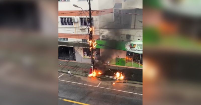 Curto-circuito em ilumina&ccedil;&atilde;o natalina deixa poste em chamas na &aacute;rea central de Tubar&atilde;o – Foto: Tubar&atilde;o Bela SC/Reprodu&ccedil;&atilde;o/ND
