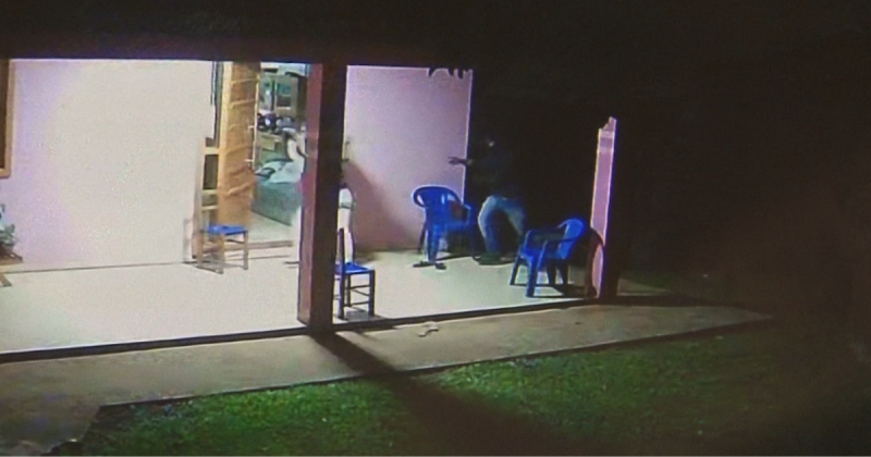 Uma adolescente foi abordada na porta de casa por homem armado e encapuzado em Chapec&oacute;. &mdash; Foto: C&acirc;mera de Seguran&ccedil;a/Reprodu&ccedil;&atilde;o/ND