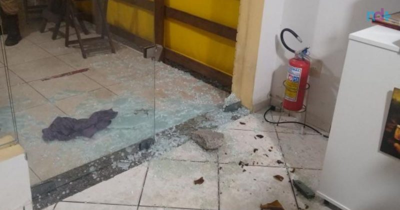 Suspeitos usaram paralelep&iacute;pedo para quebrar porta de vidro – Foto: Pol&iacute;cia Militar/Reprodu&ccedil;&atilde;o