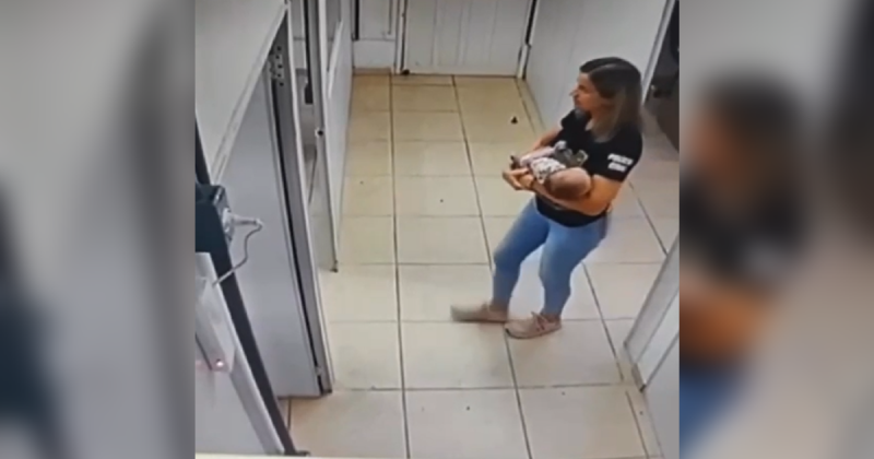 Policial embala beb&ecirc; enquanto m&atilde;e, v&iacute;tima de viol&ecirc;ncia, &eacute; atendida em SC e cena viraliza – Foto: Pol&iacute;cia Civil/Divulga&ccedil;&atilde;o/ND