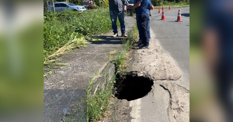 Buraco se forma na rodovia SC-108, em Crici&uacute;ma, e deixa tr&acirc;nsito em meia pista – Foto: Defesa Civil Crici&uacute;ma/Divulga&ccedil;&atilde;o/ND