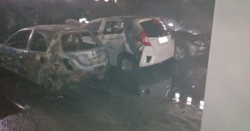 Dois ve&iacute;culos foram destru&iacute;dos pelas chamas – Foto: Corpo de Bombeiros/Divulga&ccedil;&atilde;o