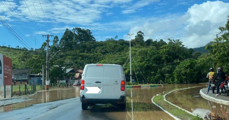 Novamente Cambori&uacute; &eacute; castigada pelas chuvas e sofre com alagamentos – Foto: Juliana Senne/NDTV
