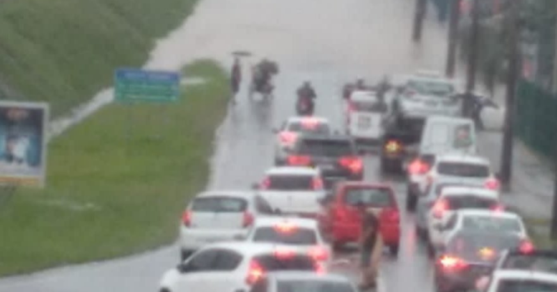 Motoristas voltam na contram&atilde;o ap&oacute;s BR-101 ficar alagada em SC – Foto: @Ricard0Pastrana/Divulga&ccedil;&atilde;o/ND
