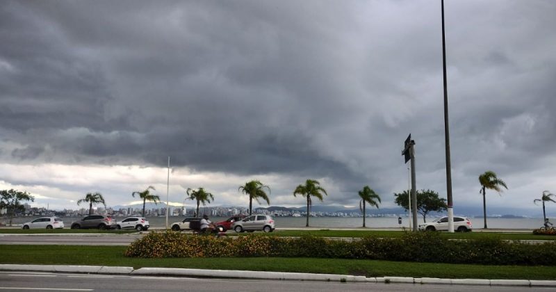Apesar do calor, n&atilde;o est&aacute; descartada a chance de temporais ao longo desta ter&ccedil;a-feira em Santa Catarina – Foto: Marina Sim&otilde;es/ND