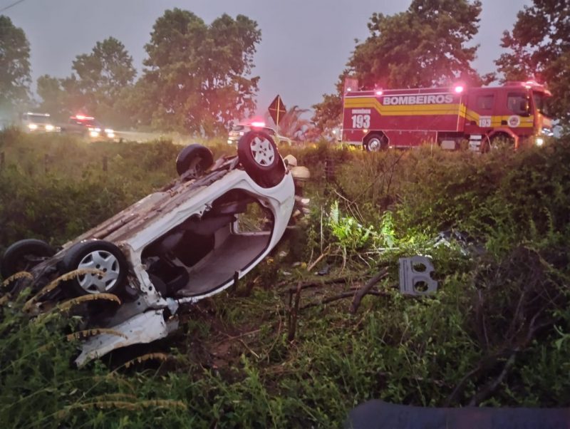 O motorista precisou ser retirado de dentro do ve&iacute;culo em Fraiburgo. &mdash; Foto: Corpo de Bombeiros/ND