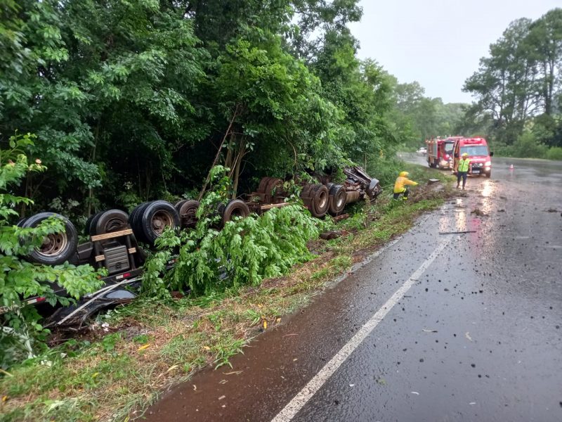 A carreta capotou ap&oacute;s sair da pista na BR-282. &mdash; Foto: Corpo de Bombeiros/Reprodu&ccedil;&atilde;o/ND