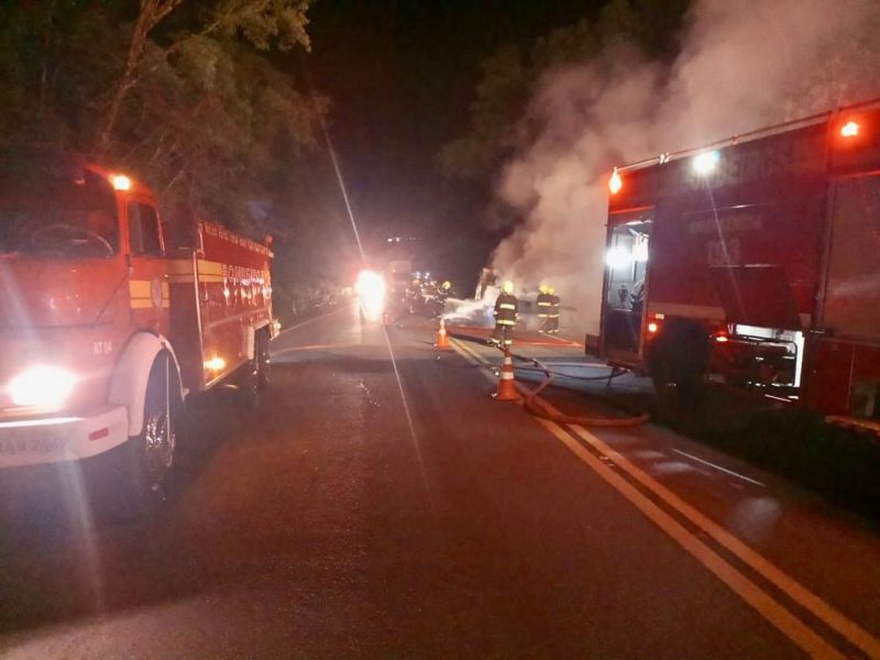 ara o combate &agrave;s chamas foram gastos aproximadamente 12 mil litros de &aacute;gua. &mdash; Foto: Corpo de Bombeiros/Reprodu&ccedil;&atilde;o/ND