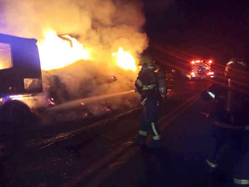 Um caminh&atilde;o, com quatro toneladas de papel&atilde;o, foi consumido por inc&ecirc;ndio na BR-282. &mdash; Foto: Corpo de Bombeiros/Reprodu&ccedil;&atilde;o/ND