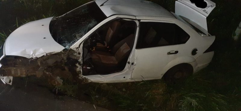 A mulher ficou presa no carro devido aos estragos provocados pelo impacto. &mdash; Foto: Corpo de Bombeiros/Reprodu&ccedil;&atilde;o/ND