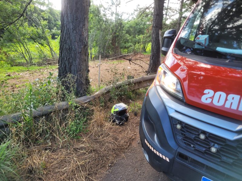 O jovem ficou ferido ap&oacute;s bater em uma &aacute;rvore no munic&iacute;pio de Ibiam. – Foto: Corpo de Bombeiros/Reprodu&ccedil;&atilde;o/ND