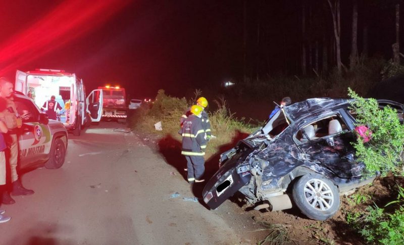 carro ficou retorcido 