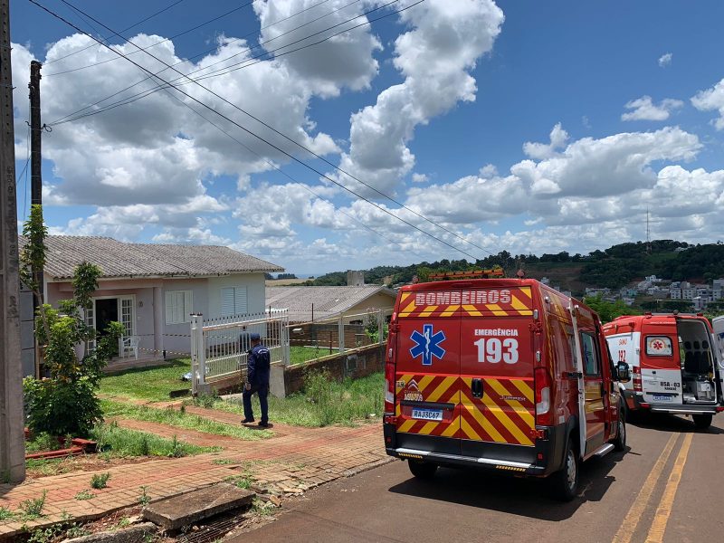 Homem estava limpando o telhado do casa. – Foto: Corpo de Bombeiros/Divulga&ccedil;&atilde;o/ND