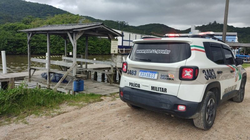 Corpo foi encontrado sobre lancha em Porto Belo – Foto: Pol&iacute;cia Militar/Reprodu&ccedil;&atilde;o/ND