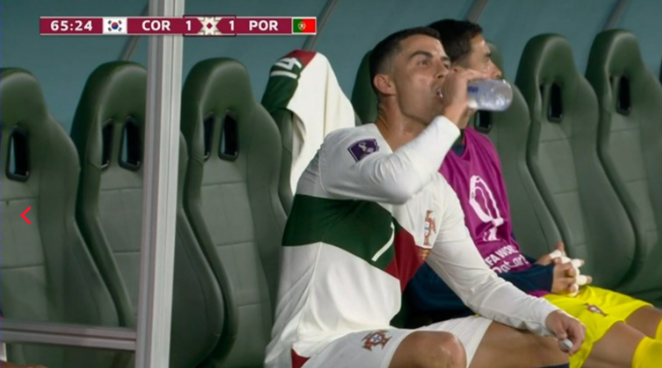 Cristiano Ronaldo irritado no banco – Foto: Reprodu&ccedil;&atilde;o TV