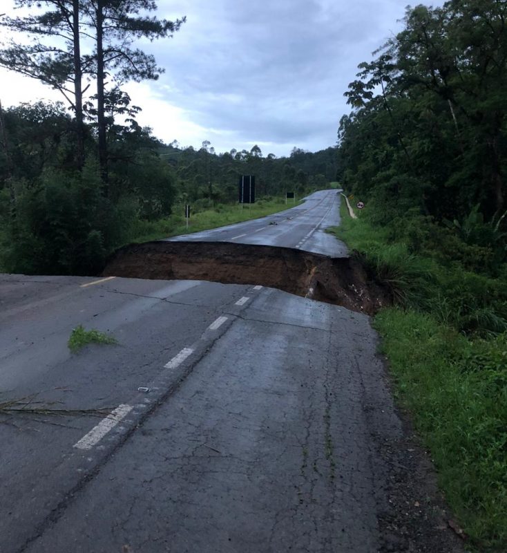 Cratera se abriu no km 96 da BR-280, em Corupá &#8211; Foto: PRF/Divulgação