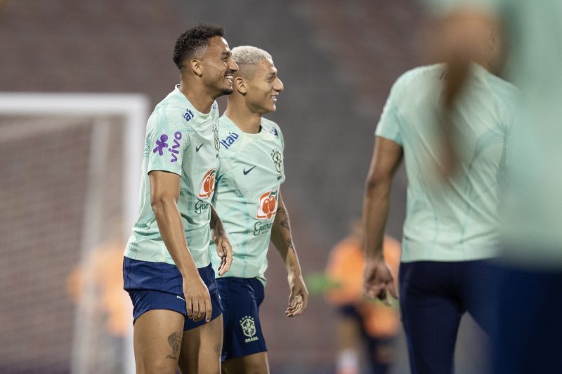 Danilo durante o treino da Sele&ccedil;&atilde;o neste s&aacute;bado – Foto: Lucas Figueiredo/CBF/ND