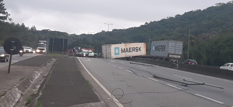 Postes de ilumina&ccedil;&atilde;o ficaram sobre a pista – Foto: Darlene Martins/NDTV Record Joinville