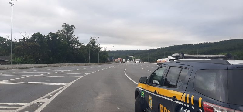 BR-101, pr&oacute;ximo &agrave; pra&ccedil;a de ped&aacute;gio em Garuva. – Foto: Darlene Martin/NDTV Record Joinville