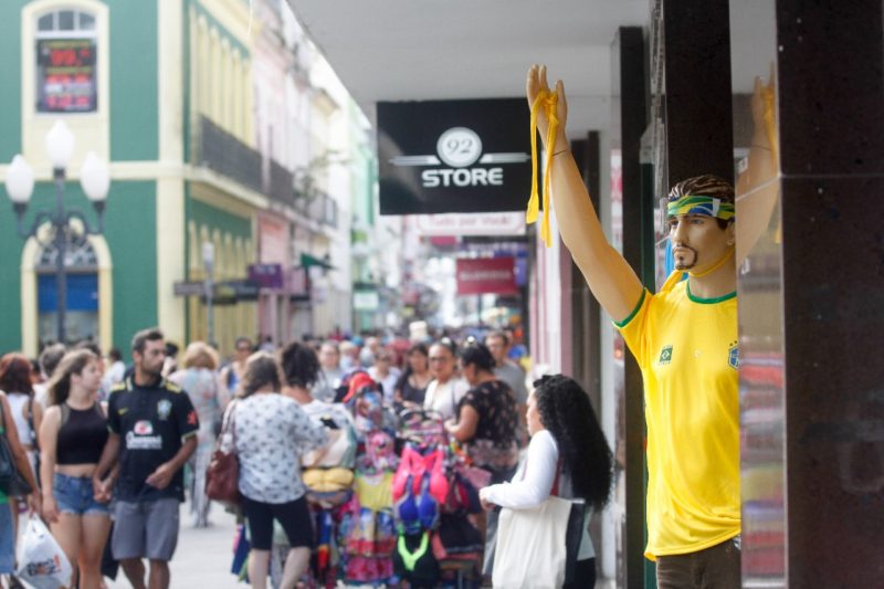 Para outros, a Copa ainda &eacute; o chamariz do com&eacute;rcio – Foto: Leo Munhoz/ND