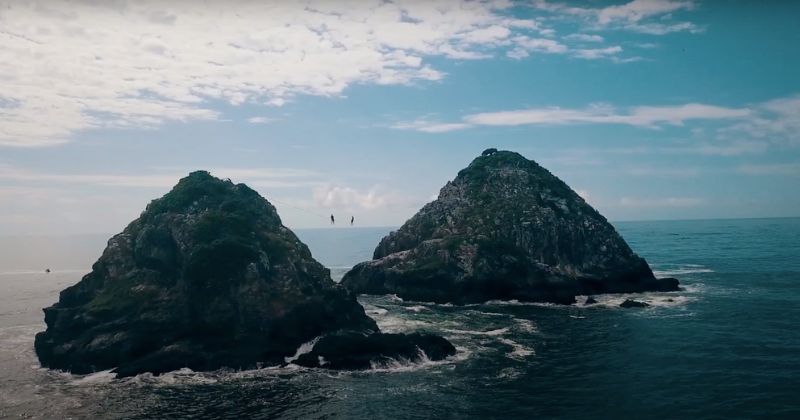 Atletas v&atilde;o fazer trajeto entre ilhas Itacolomi sobre fita de slackline – Foto: Balne&aacute;rio Pi&ccedil;arras Turismo/Reprodu&ccedil;&atilde;o/ND