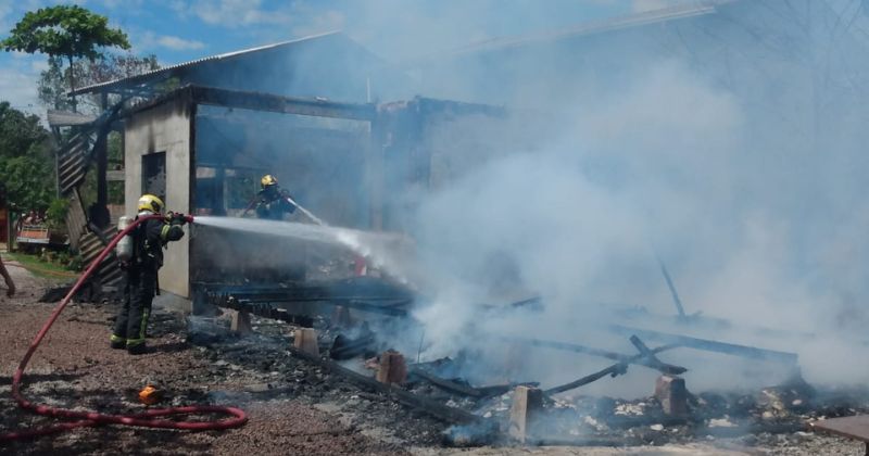 Inc&ecirc;ndio destruiu casa na localidade da Paci&ecirc;ncia – Foto: Corpo de Bombeiros/Reprodu&ccedil;&atilde;o/ND