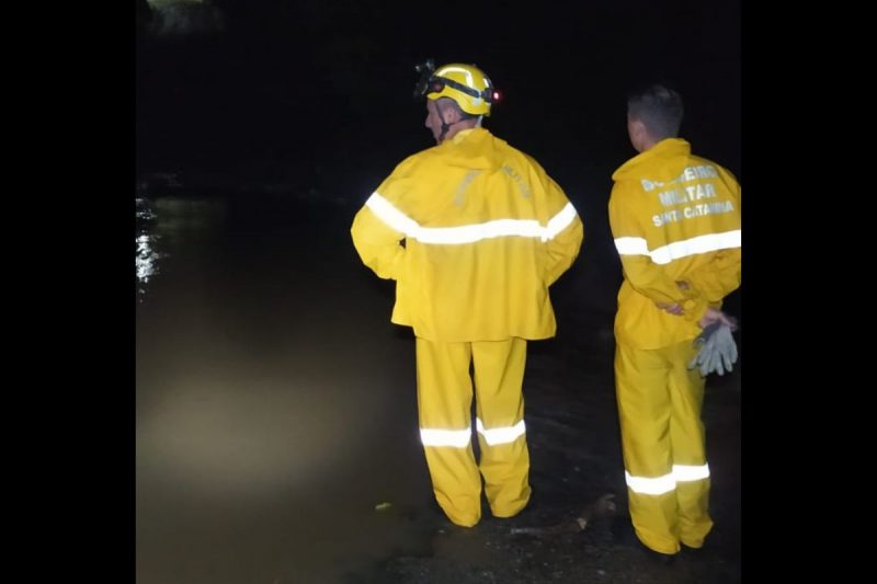 Equipe de resgate auxiliou fam&iacute;lias atingidas pela enxurrada – Foto: CBM/Divulga&ccedil;&atilde;o