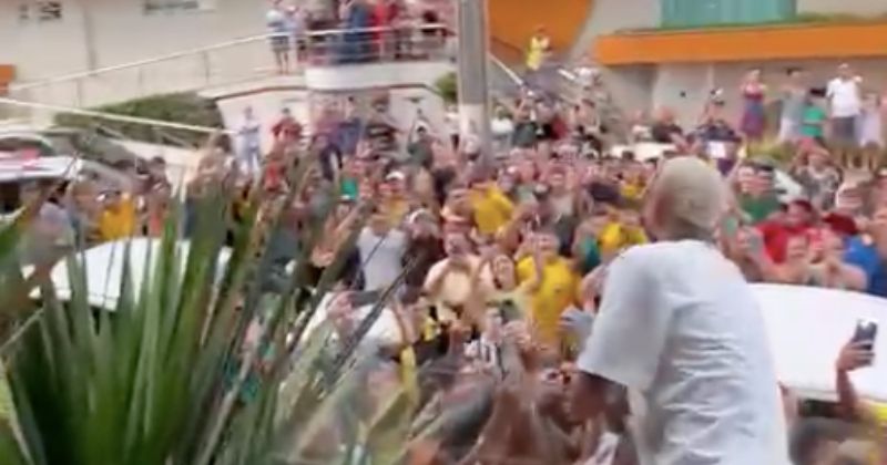 Neymar desceu do pr&eacute;dio e cumprimentou f&atilde;s – Foto: Reprodu&ccedil;&atilde;o/Internet/ND