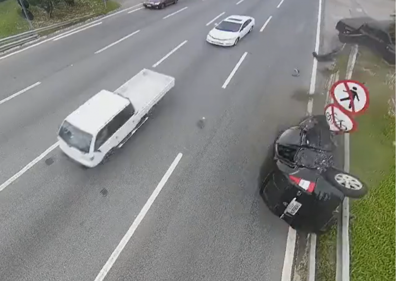 Motorista capota ve&iacute;culo na v&eacute;spera de Natal na ponte de Florian&oacute;polis – Foto: @MonitoramentoSC/Twitter/Reprodu&ccedil;&atilde;o/ND