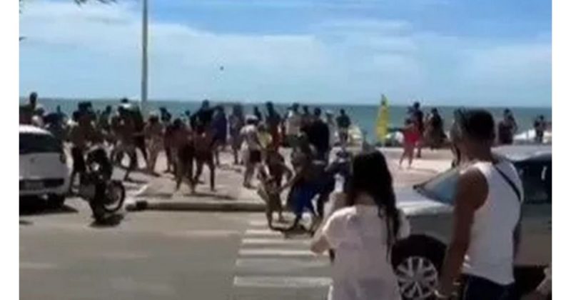 Turistas jogaram dinheiro do alto de um pr&eacute;dio de luxo na Praia do Morro – Foto: Reprodu&ccedil;&atilde;o