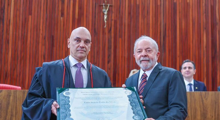 Lula durante a diplomação junto ao Ministro do TSE, Alexandre de Moraes