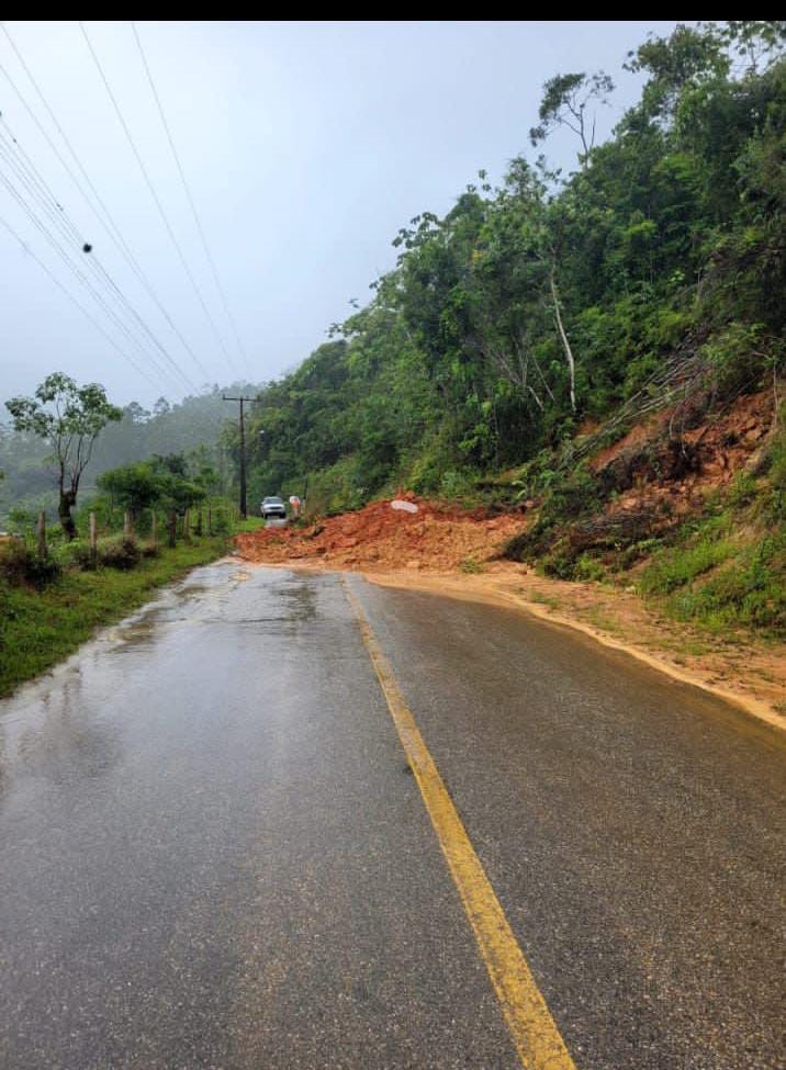 Rodovias de acesso ao município ficaram interditadas por quedas de barreira - Divulgação/ND