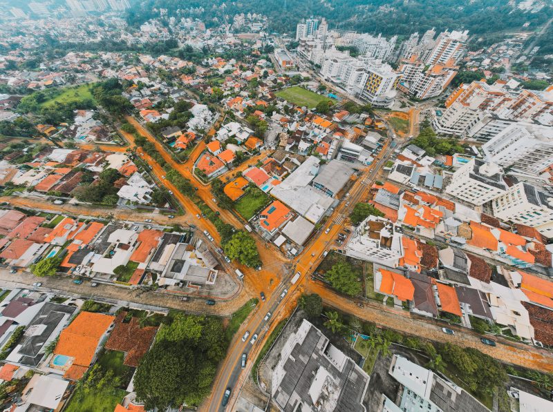 C&oacute;rrego Grande, na Capital, foi tomado por lama ap&oacute;s chuvas que devastaram a Grande Florian&oacute;polis – Foto: Luis Debiasi/ND