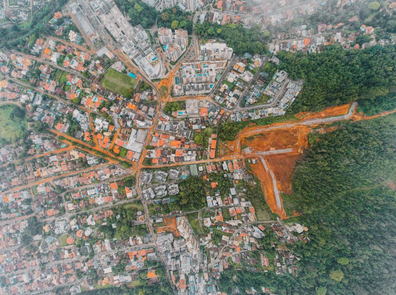 Na &uacute;ltima semana ruas do bairro ficaram encobertas de lama; imagens a&eacute;reas mostraram a situa&ccedil;&atilde;o – Foto: Luis Debiasi/ND