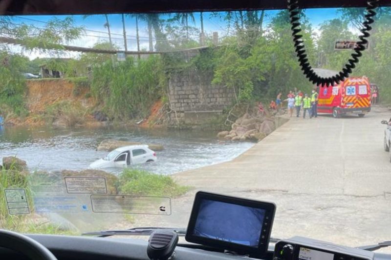 Carro caiu de ponte e entrou no rio – Foto: Corpo de Bombeiros Militar/Divulga&ccedil;&atilde;o/ND