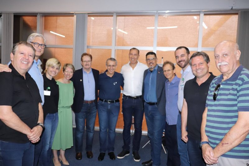 Repasse estadual de R$ 5 milh&otilde;es ao Hospital Santo Ant&ocirc;nio &eacute; acompanhado por representantes da prefeitura de Blumenau – Foto: Divulga&ccedil;&atilde;o/Marcelo Martins/ND