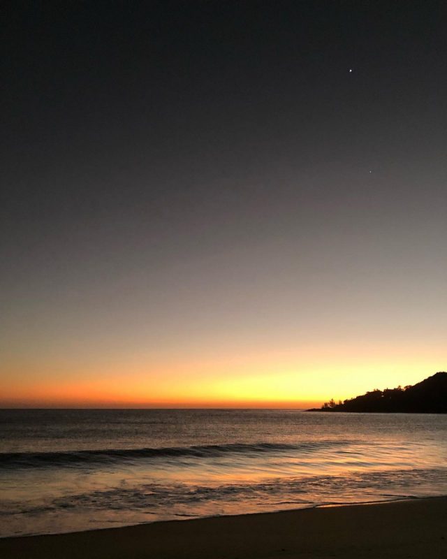 Visão da Praia do Poá, na Penha, durante o pôr do sol