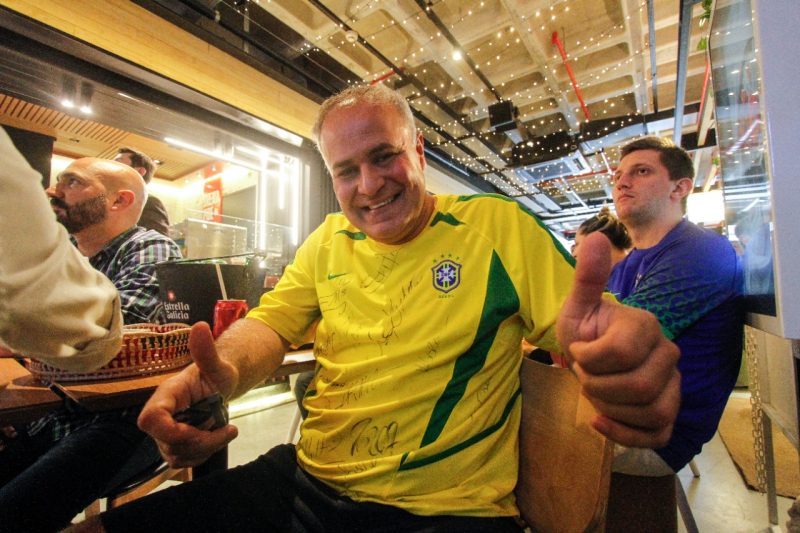 Leo estava feliz antes da derrota trai&ccedil;oeira do Brasil – Foto: Leo Munhoz/ND