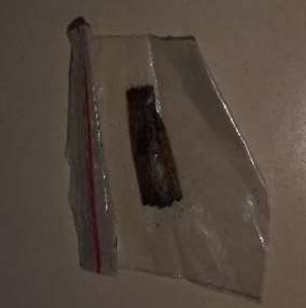 Droga foi encontrada na carteira do envolvido – Foto: Pol&iacute;cia Militar/Divulga&ccedil;&atilde;o/ND