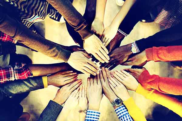 Tenha um bom senso de humor e esp&iacute;rito de equipe. O amigo secreto &eacute; uma brincadeira divertida e todos devem se divertir e participar da brincadeira de forma positiva – Foto: Reprodu&ccedil;&atilde;o