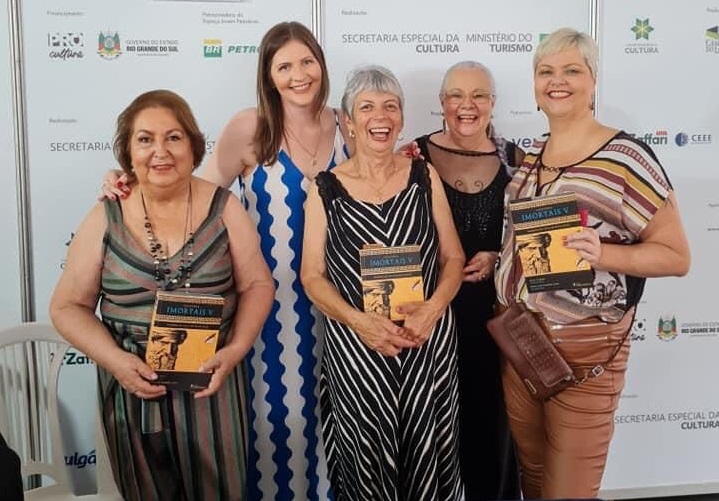 Al&eacute;m de Maira, duas escritoras de Florian&oacute;polis e duas de Pomerode tamb&eacute;m participam da colet&acirc;nea – Foto: Arquivo pessoal/Divulga&ccedil;&atilde;o/ND