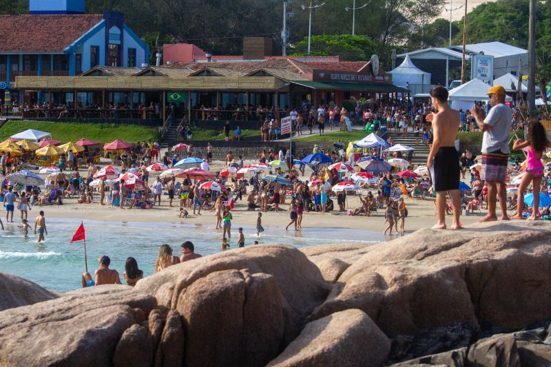 Expectativa do prefeito Top&aacute;zio &eacute; de que 60 mil pessoas curtiram a abertura do ver&atilde;o na Joaquina – Foto: Leo Munhoz/ND