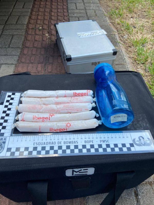 Os artefatos explosivos foram encontrados em um apartamento em Chapec&oacute;. &mdash; Foto: Felipe Kreusch/ND