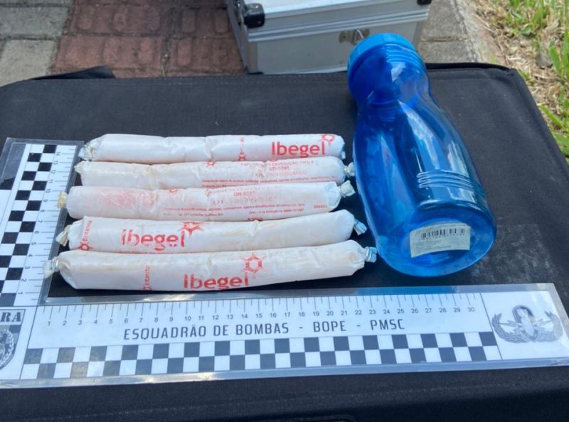 Os artefatos explosivos foram encontrados em um apartamento em Chapec&oacute;. &mdash; Foto: Felipe Kreusch/ND