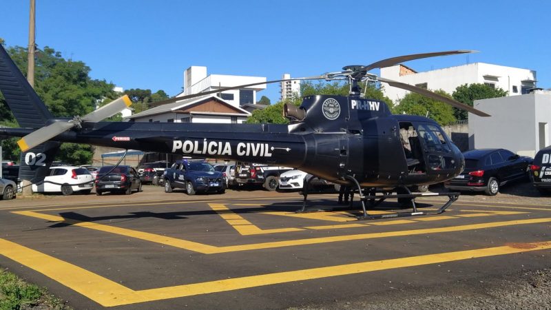 O helic&oacute;ptero do SAER-FRON (Servi&ccedil;o AeroPolicial de Fronteira) tamb&eacute;m atua no apoio a opera&ccedil;&atilde;o. &mdash; Foto: Felipe Kreusch/NDTV/ND